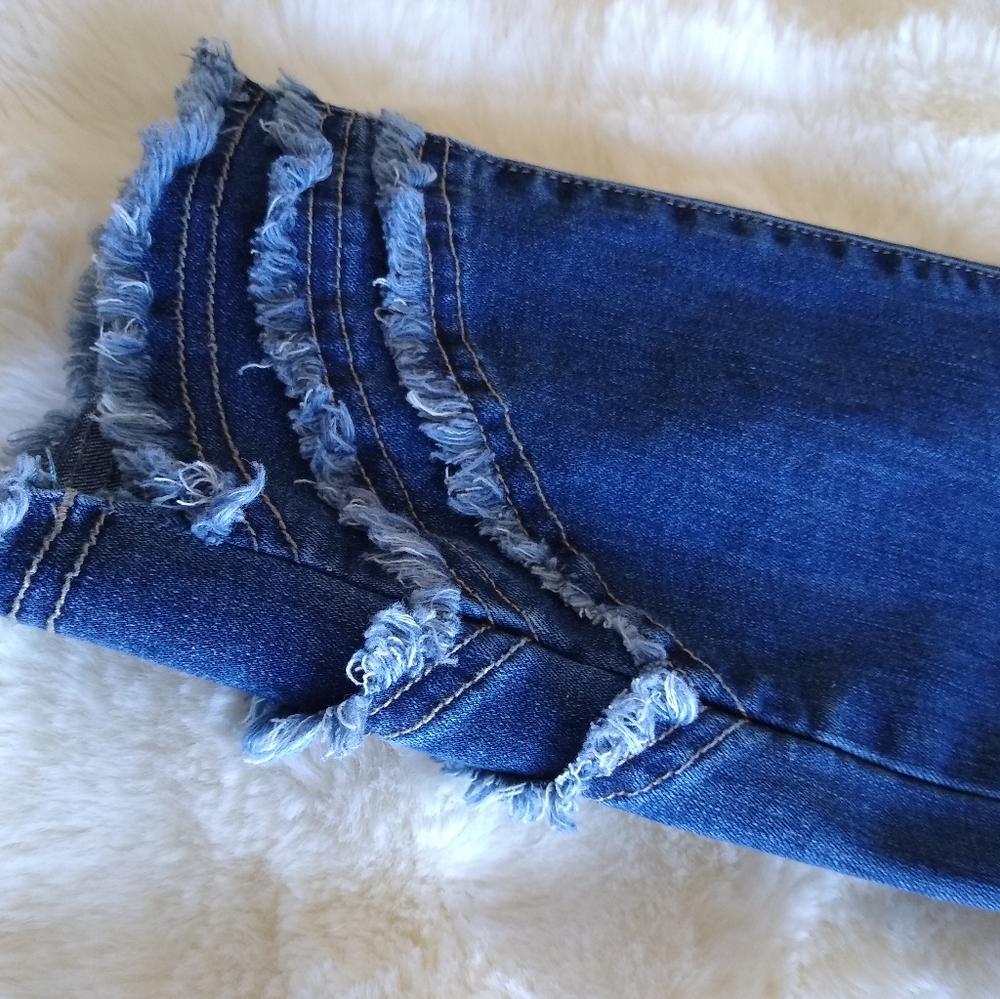 Charlie B Frayed Hem Jeans - NWT - Picture 2 of 4